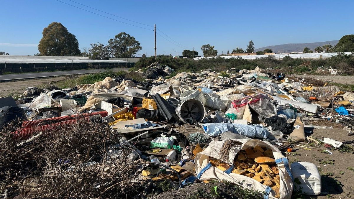 La otra cara de la agricultura en Almería: residuos que se acumulan entre invernaderos, caminos y barrios