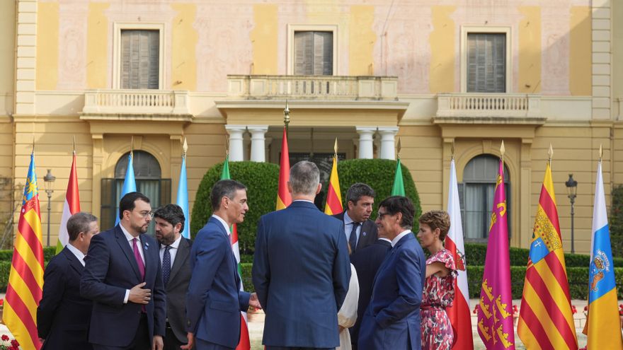 El presidente del Gobierno, Pedro Sánchez (i) y el Rey Felipe VI (c), tras la foto de familia de las autoridades asistentes a la XXVIII Conferencia de Presidentes, en Palau de Pedralbes de Barcelona, a 6 de junio de 2025, en Barcelona.