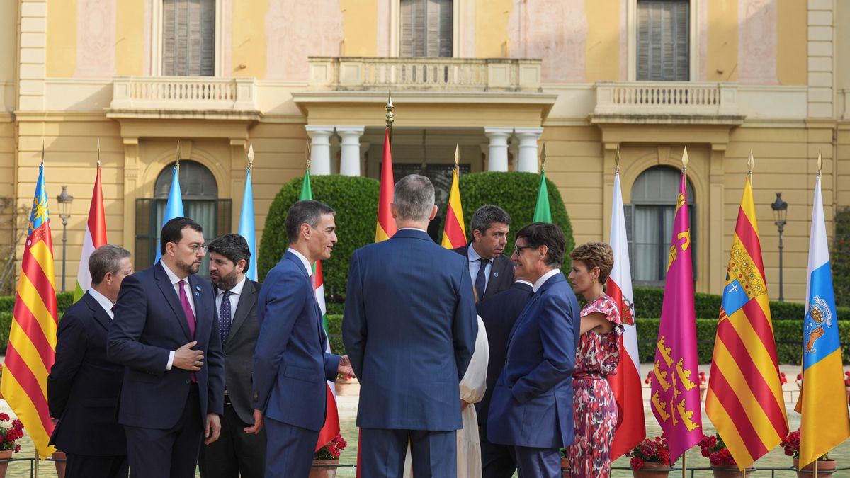 El presidente del Gobierno, Pedro Sánchez (i) y el Rey Felipe VI (c) y el president de la Generalitat, Salvador Illa, en la Conferencia de Presidentes