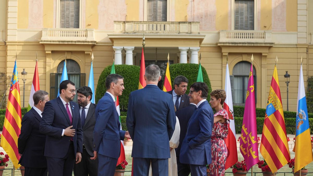 El presidente del Gobierno, Pedro Sánchez (i) y el Rey Felipe VI (c) y el president de la Generalitat, Salvador Illa, en la Conferencia de Presidentes