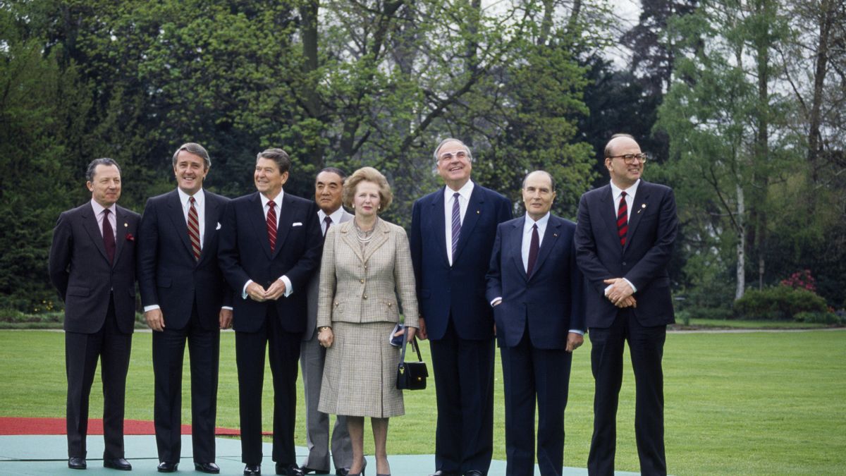 Jacques Delors, junto al primer ministro canadiense Brian Mulroney, el presidente estadounidense Ronald Reagan, el primer ministro japonés Nakasone Yasuhiro, la primera ministra británica Margaret Thatcher, el canciller alemán Helmut Kohl, el presidente francés Francois Mitterrand y el presidente del Consejo italiano Bettino Craxi, en la Cumbre de los países industrializados.