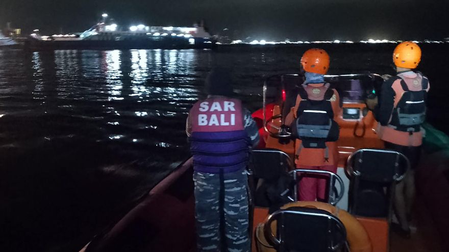 Cuatro muertos y 38 desaparecidos tras el naufragio de un ferri cerca de la isla de Bali