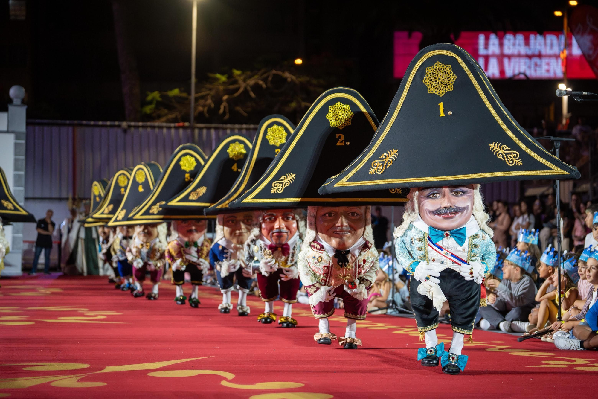 Danza de Los Enanos en la función institucional.