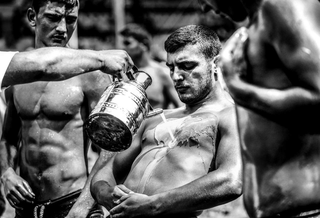 © Elif Ozturk, Anadolu Agency. 'Kirkpinar Oil Wrestling Festival', serie ganadora del tercer premio en la categoría 'Deportes'. El Kirkpinar es un torneo turco de lucha en el que los participantes se untan con aceite que se remonta a más de 660 años. Se celebra anualmente durante tres días, generalmente en julio, cerca de Edirne, una ciudad en el noroeste del país