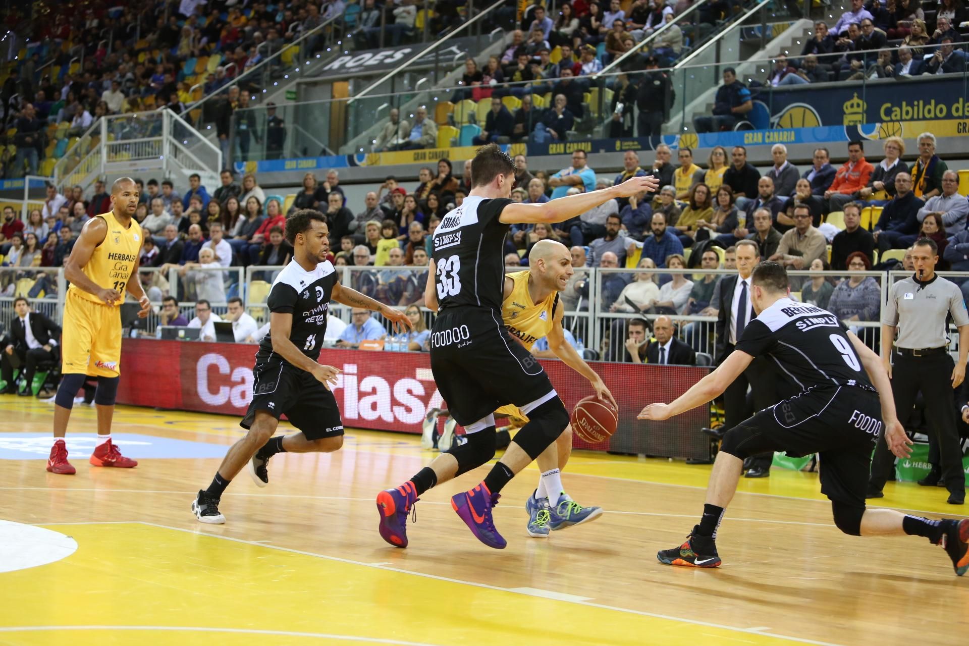 Partido entre el Herbalife Gran Canaria y el Dominion Bilbao Basket en el Gran Canaria Arena. (Alejandro Ramos).