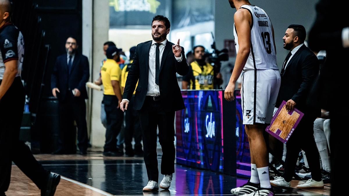 José Antonio Santaella durante un partido con Panteras.