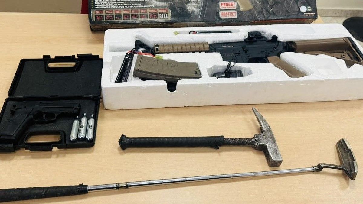 La Policía Local de Córdoba requisa dos armas de fuego simuladas y una katana en varios controles