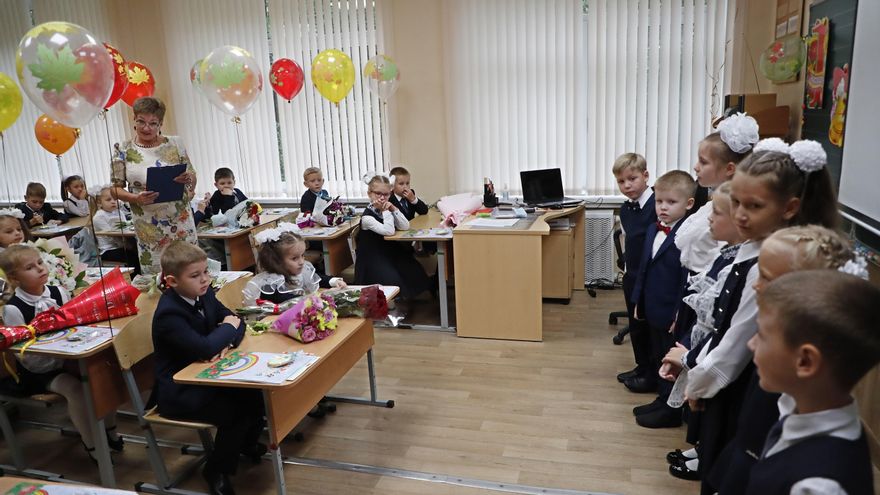 Los estudiantes vuelven a clase en Rusia con 18.000 casos de covid-19 diarios EFE/EPA/MAXIM SHIPENKOV