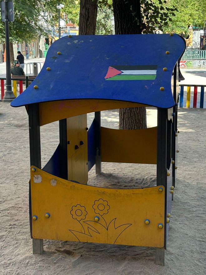 Bandera palestina en el parque infantil del Dos de Mayo, este miércoles después del paso del Selur