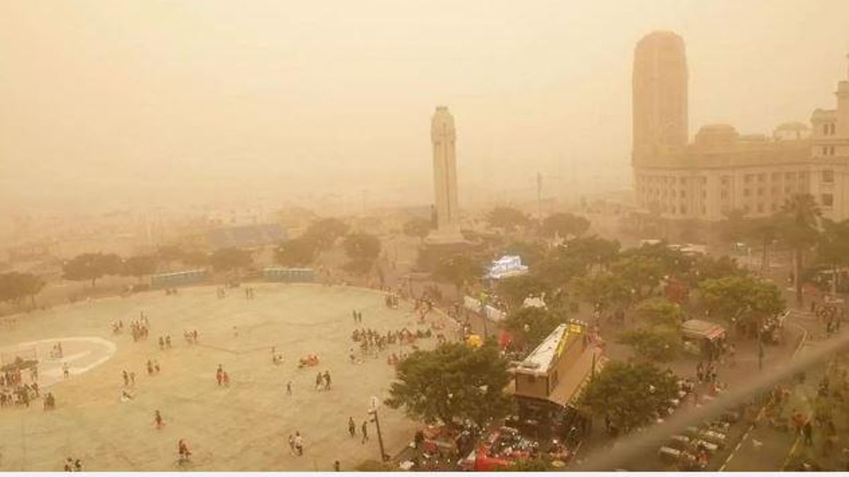 Vista de la ciudad de Santa Cruz de Tenerife durante un episodio de intensa calima. 