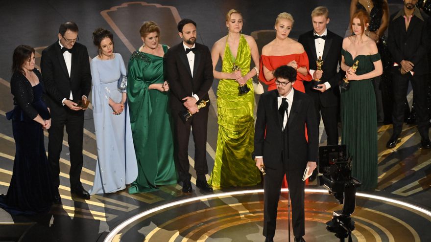 Daniel Roher, junto al resto del equipo del documental' Navanly'