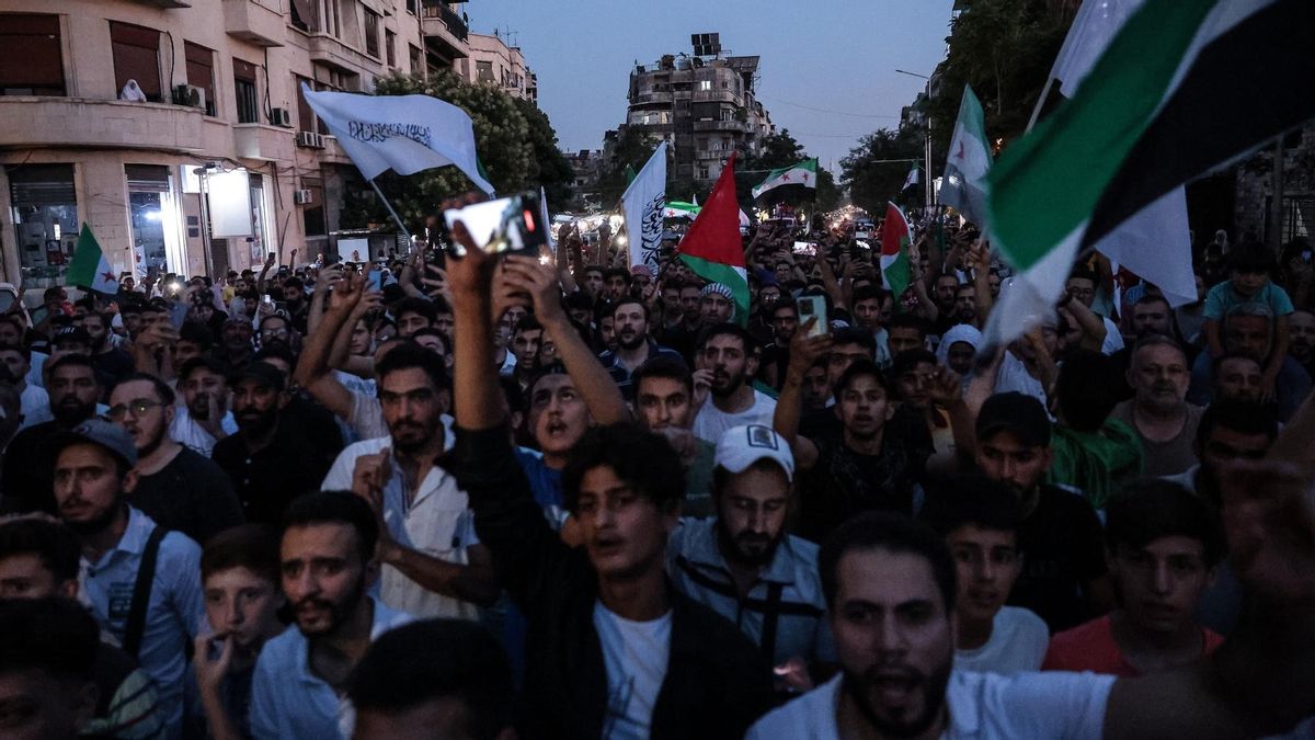 Ciudadanos sirios se manifiestan para denunciar los ataques aéreos israelíes en Damasco. Israel atacó el Ministerio de Defensa sirio, tras el despliegue de tropas sirias en la provincia predominantemente drusa de Suwayda (Sweida), después de enfrentamientos entre combatientes drusos y tribus beduinas que dejaron decenas de muertos.