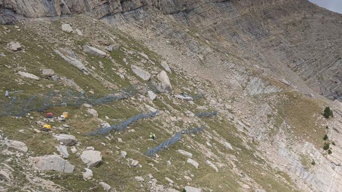 Barreras situadas para frenar los aludes