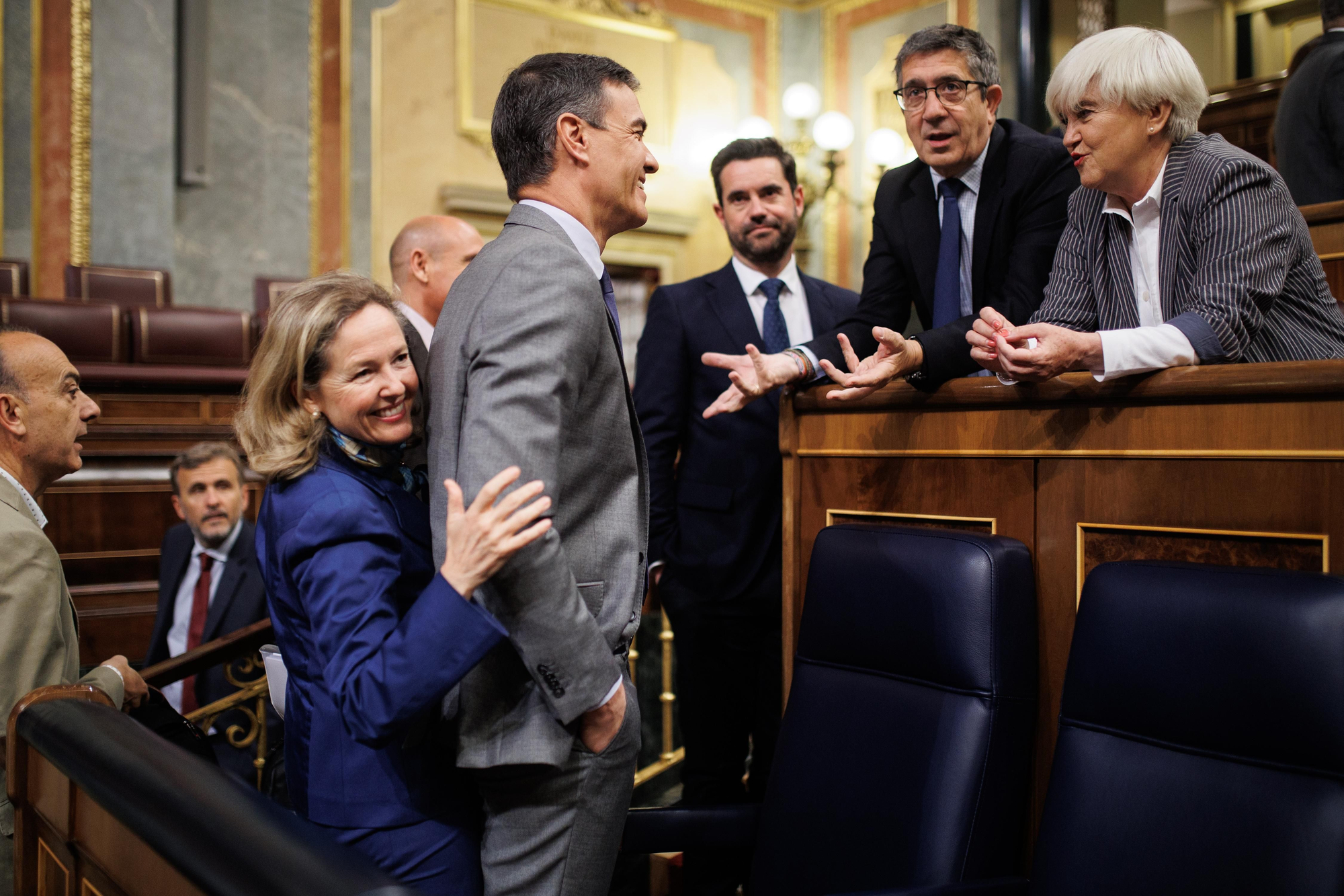 Nadia Calviño y Pedro Sánchez en el Congreso el 17 de mayo.