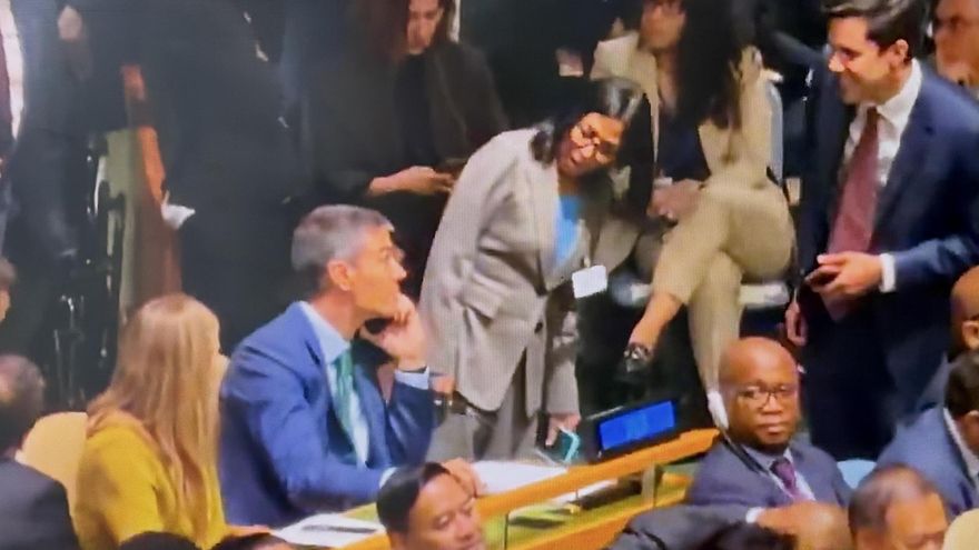 La presidenta encargada de Venezuela saluda a Pedro Sánchez durante la Asamblea General de la ONU.