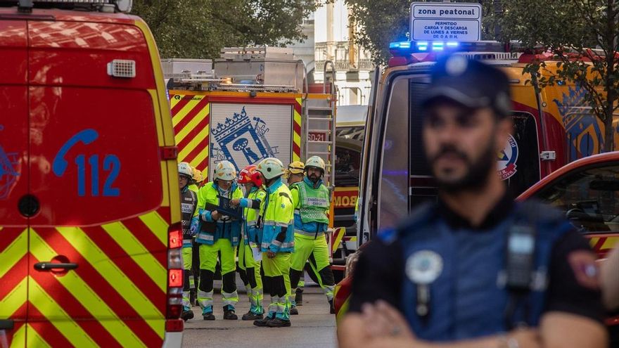 Sanitarios y trabajadores de emergencias en las inmediaciones dónde se ha derrumbado un edificio en obras, en la zona de Ópera, a 7 de octubre de 2025, en Madrid (España)
