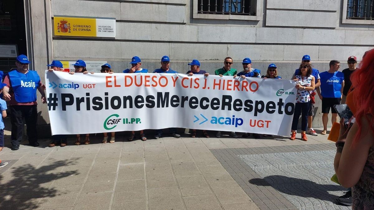 Concentración de ACAIP-UGT y CSIF en Santander  junto a la sede de la Delegación del Gobierno para protestar por las recientes agresiones "graves" a personal de los centros penitenciarios españoles