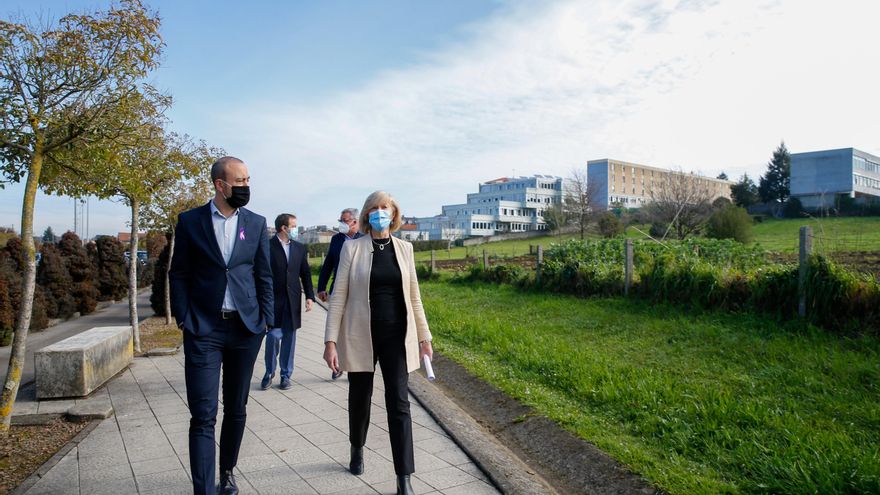Archivo - La consejera de Educación, Marina Lombó, y el alcalde de Torrelavega, Javier López Estrada, en su visita a la parcela del Conservatorio. Archivo