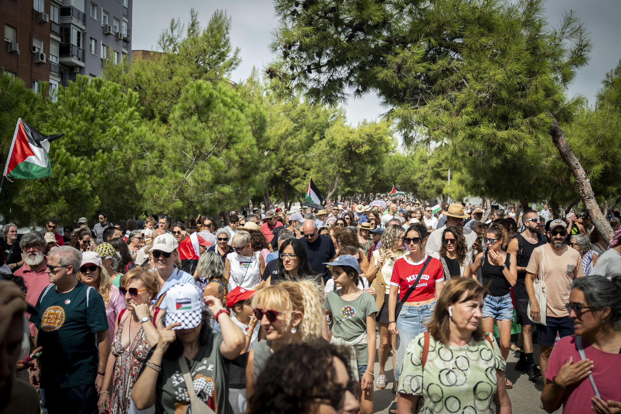 Cientos de personas llenan las orillas de Madrid Río en solidaridad con Gaza y para apoyar a la Global Sumud Flotilla
