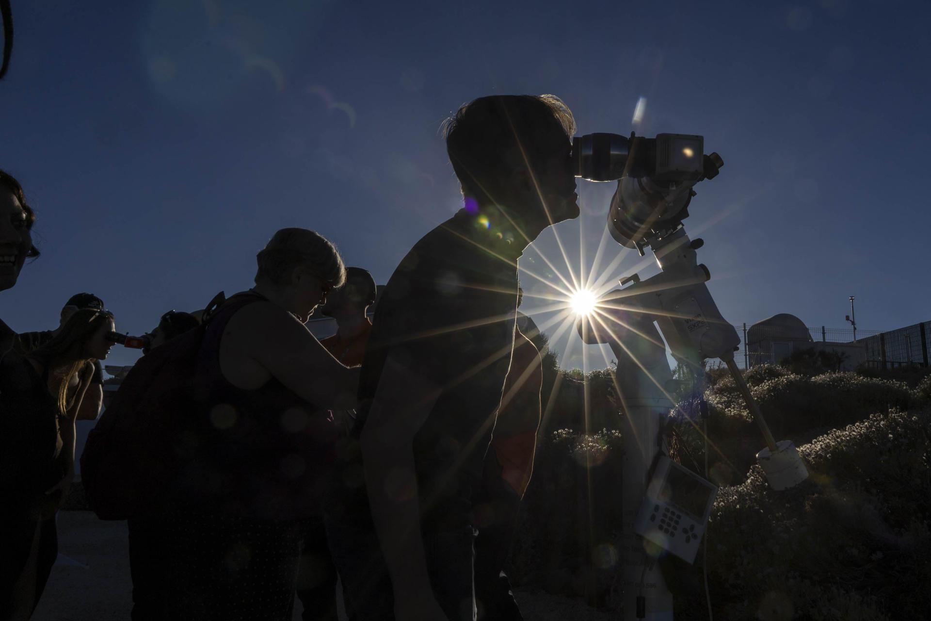 Varias personas contemplan desde el observatorio del Teide el eclipse solar de este miércoles, en un evento organizado por el Instituto de Astrofísica de Canarias.