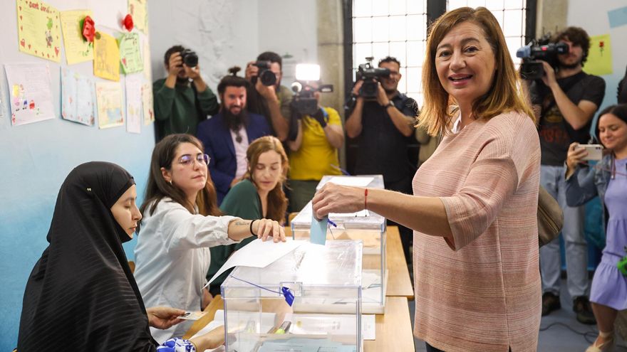 La presidenta del Govern balear y candidata a la reelección, Francina Armengol, vota este 28M