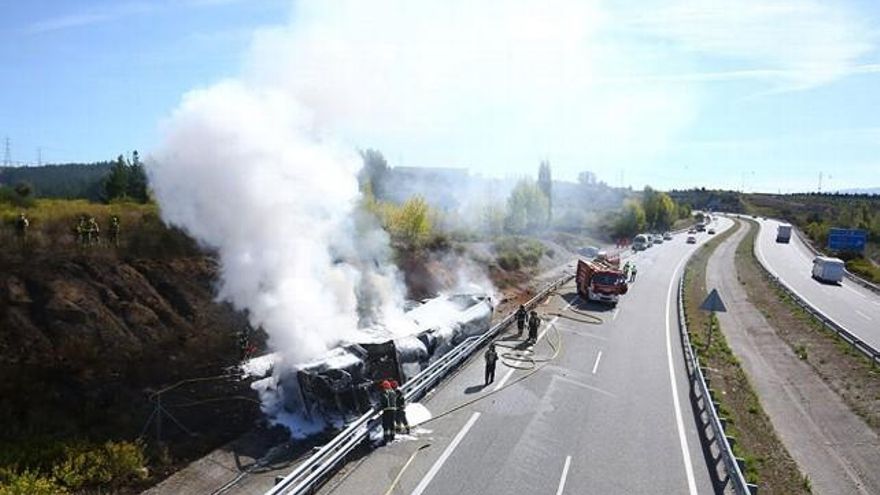 Los Bomberos de Ponferrada apagaron las llamas que afectaron a todo el tráiler. Foto: César Sánchez / ICAL.