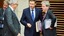 Nicolas Schmit, comisario europeo de Empleo; Valdis Dombrovskis, vicepresidente económico de la Comisión Europea; y Paolo Gentiloni, comisario de Finanzas.