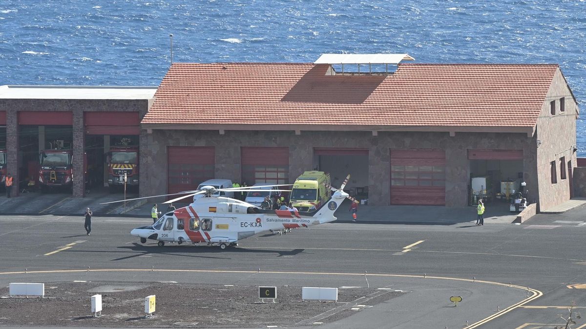 El helicóptero de Salvamento Marítimo, Helimer 206 traslada al aeropuerto de Los Cangrejos en El Hierro a los nueve supervivientes de un cayuco que volcó hace dos días con 60 personas a bordo. 