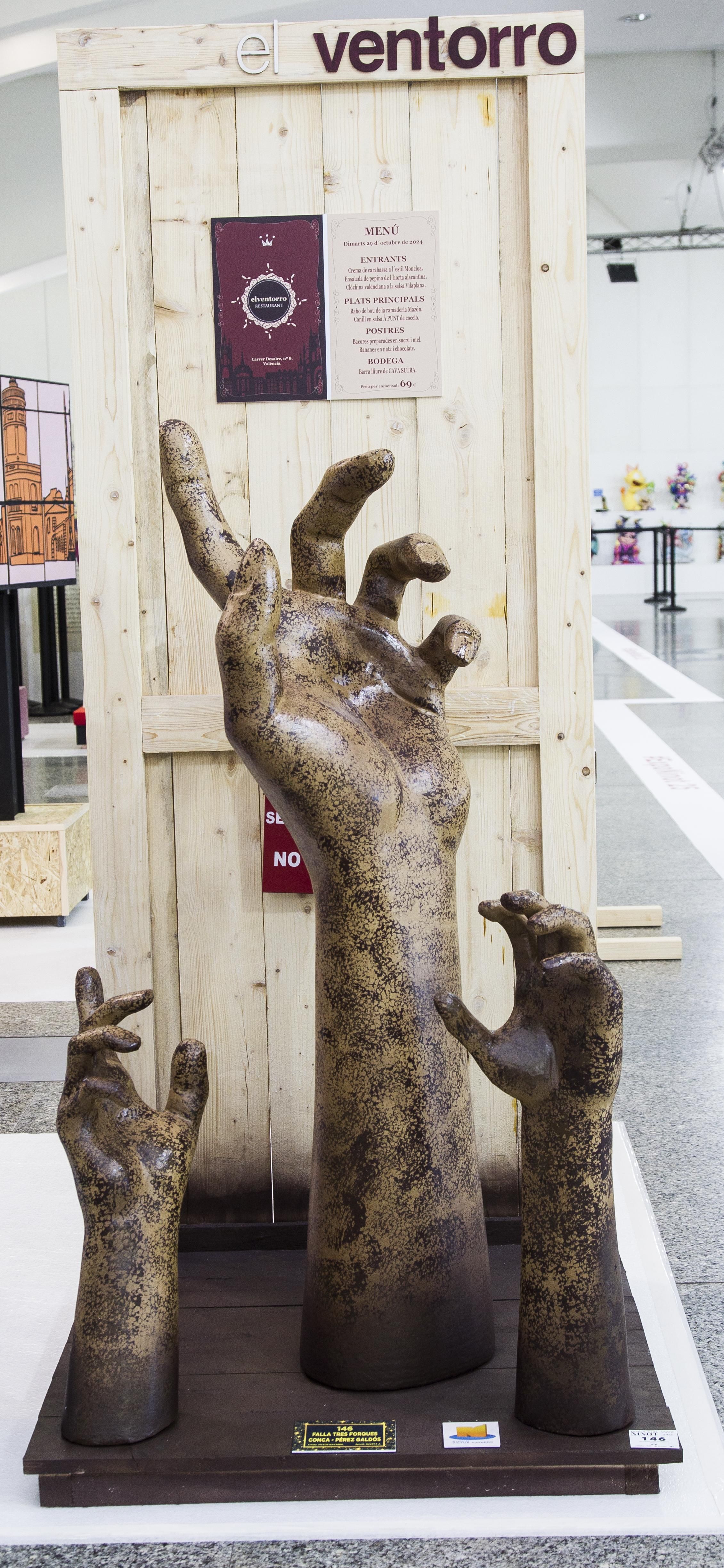La entrada al restaurante El Ventorro el día de la DANA con un menú de los más sugerente en medio de las inundaciones con la ciudadanía pidiendo ayuda.