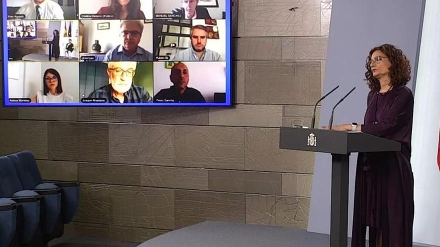 La portavoz del Gobierno, María Jesús Montero, responde a los periodistas en una rueda de prensa en Moncloa.