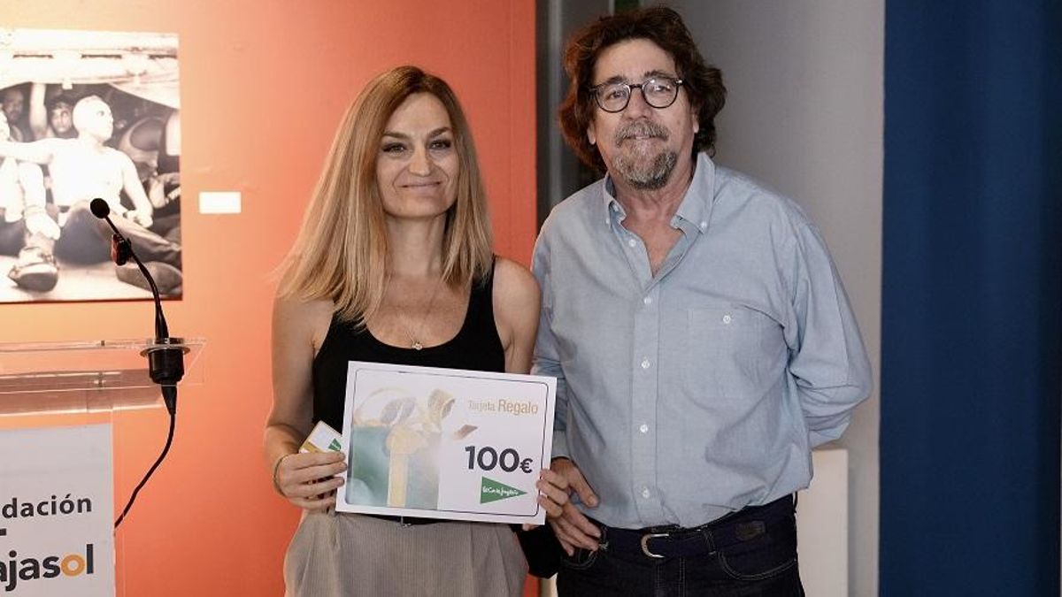 Regina García, ganadora del tercer premio, con Luis Serrano, comisario de la exposición.