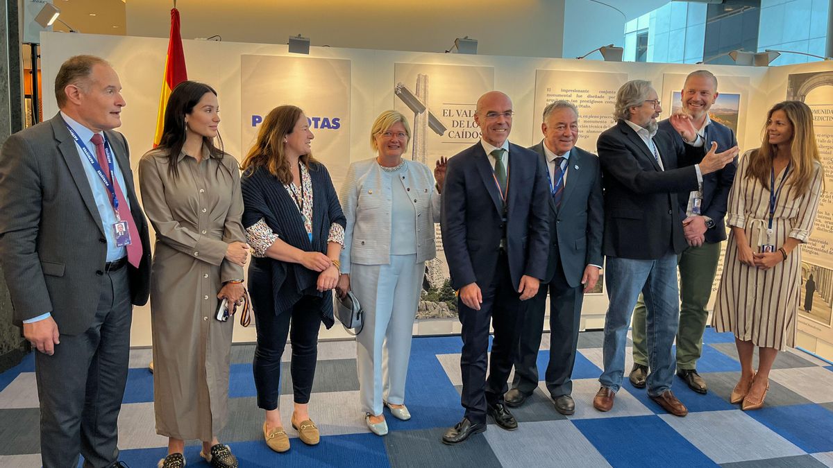 El jefe de delegación de Vox en el Parlamento Europeo, Jorge Buxadé en la inauguración de la muestra "La Cruz como símbolo de las raíces cristianas", sobre Cuelgamuros. . 