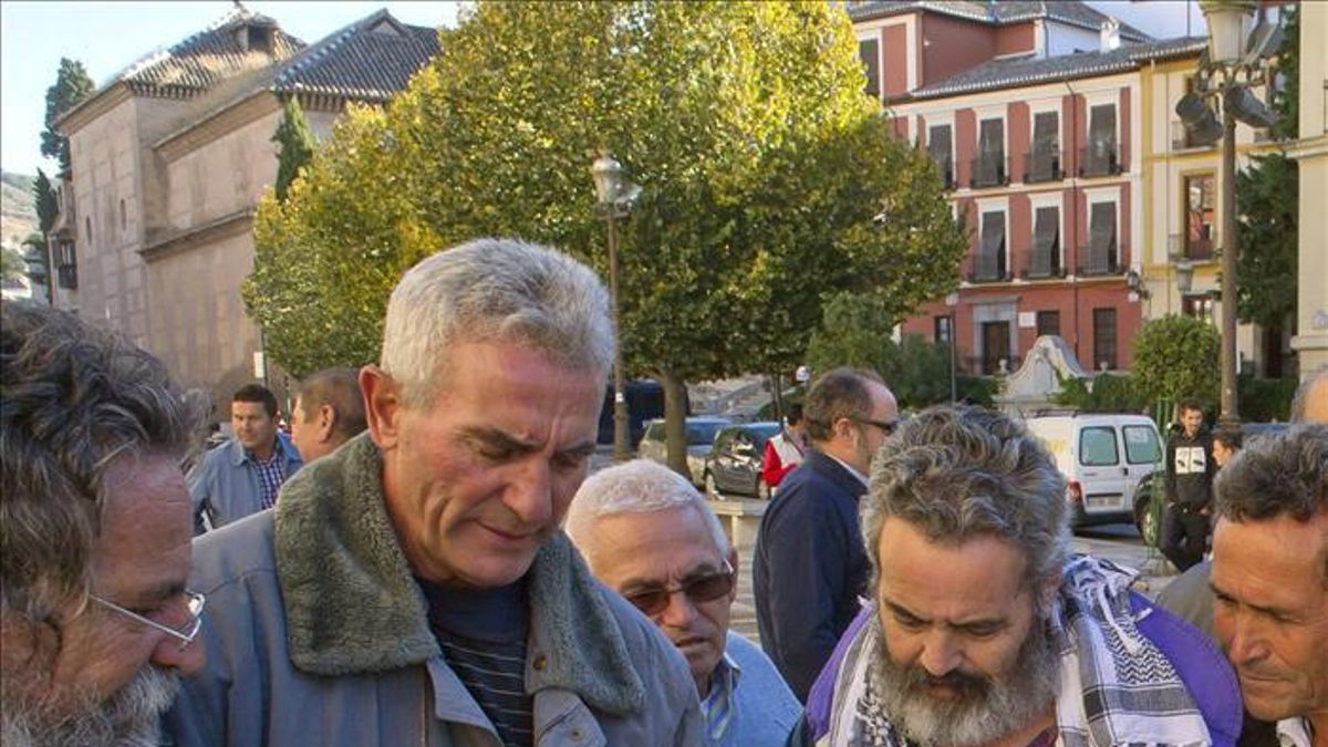 Los líderes sindicales, a las puertas de la sede del TSJA cuando fueron citados a declarar / EFE