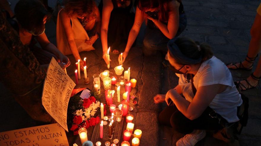 Algunas asistentes a la manifestación feminista encienden velas en recuerdo de las víctimas
