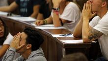 Varios alumnos se presentan a un examen.