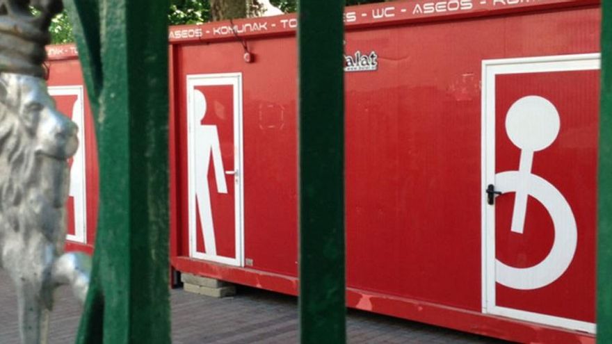 Imagen de unos aseos habilitados para las fiestas de San Fermín