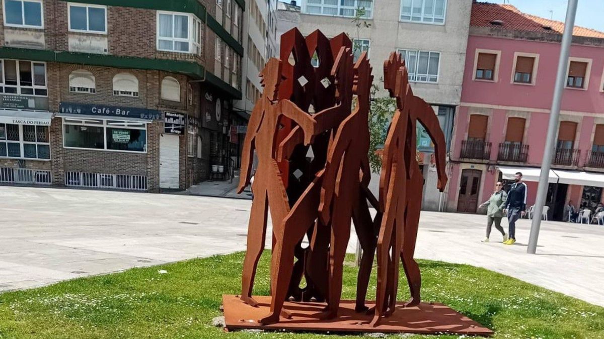 Vandalizan un monumento en recuerdo de las víctimas del franquismo en Ribeira (A Coruña) arrancándole la placa