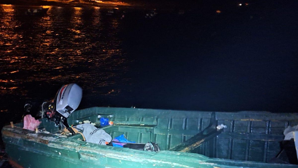 El interior de la embarcación que ha llegado a Lanzarote durante la noche por sus propios medios