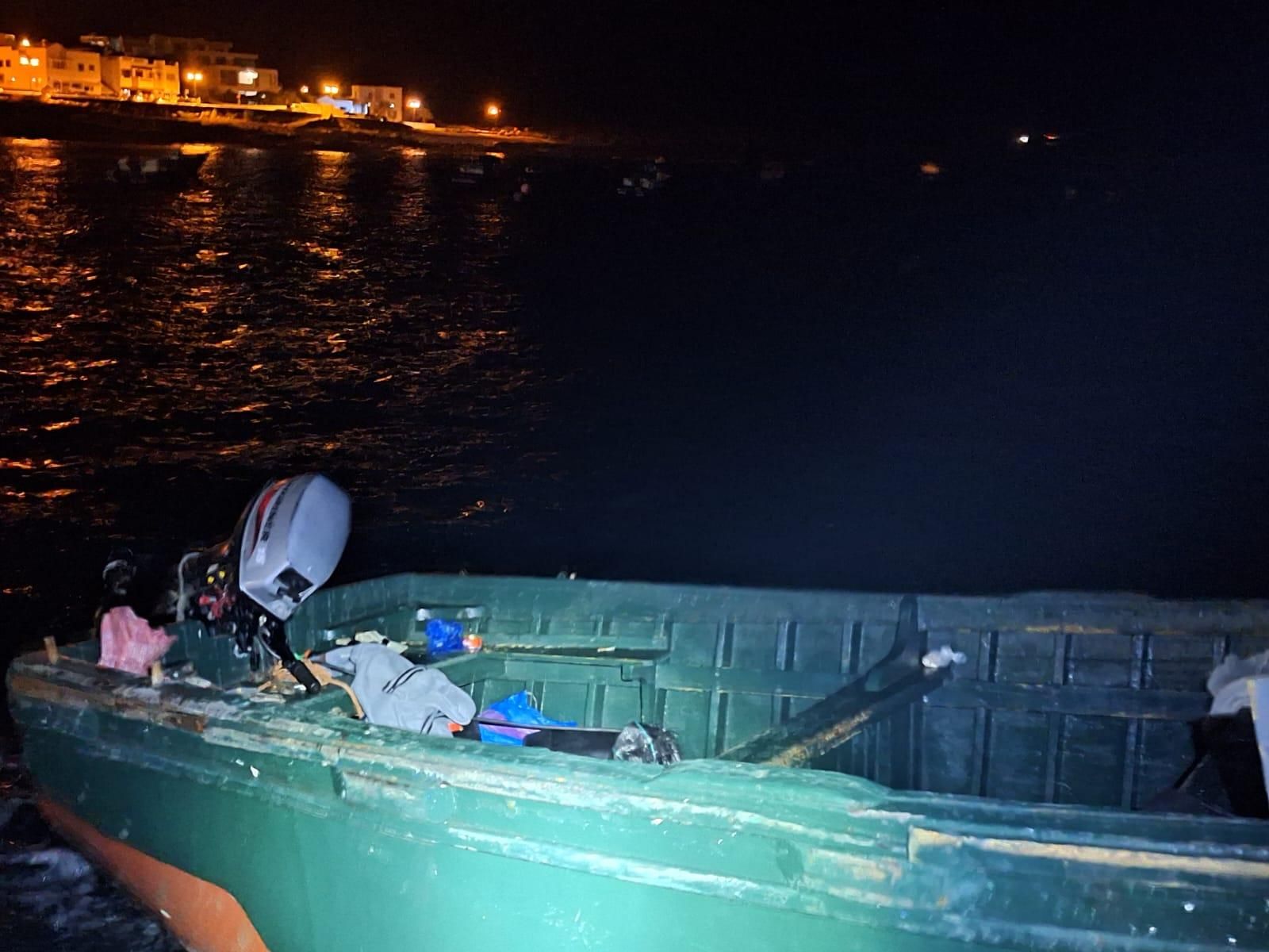 El interior de la embarcación que ha llegado a Lanzarote durante la noche por sus propios medios