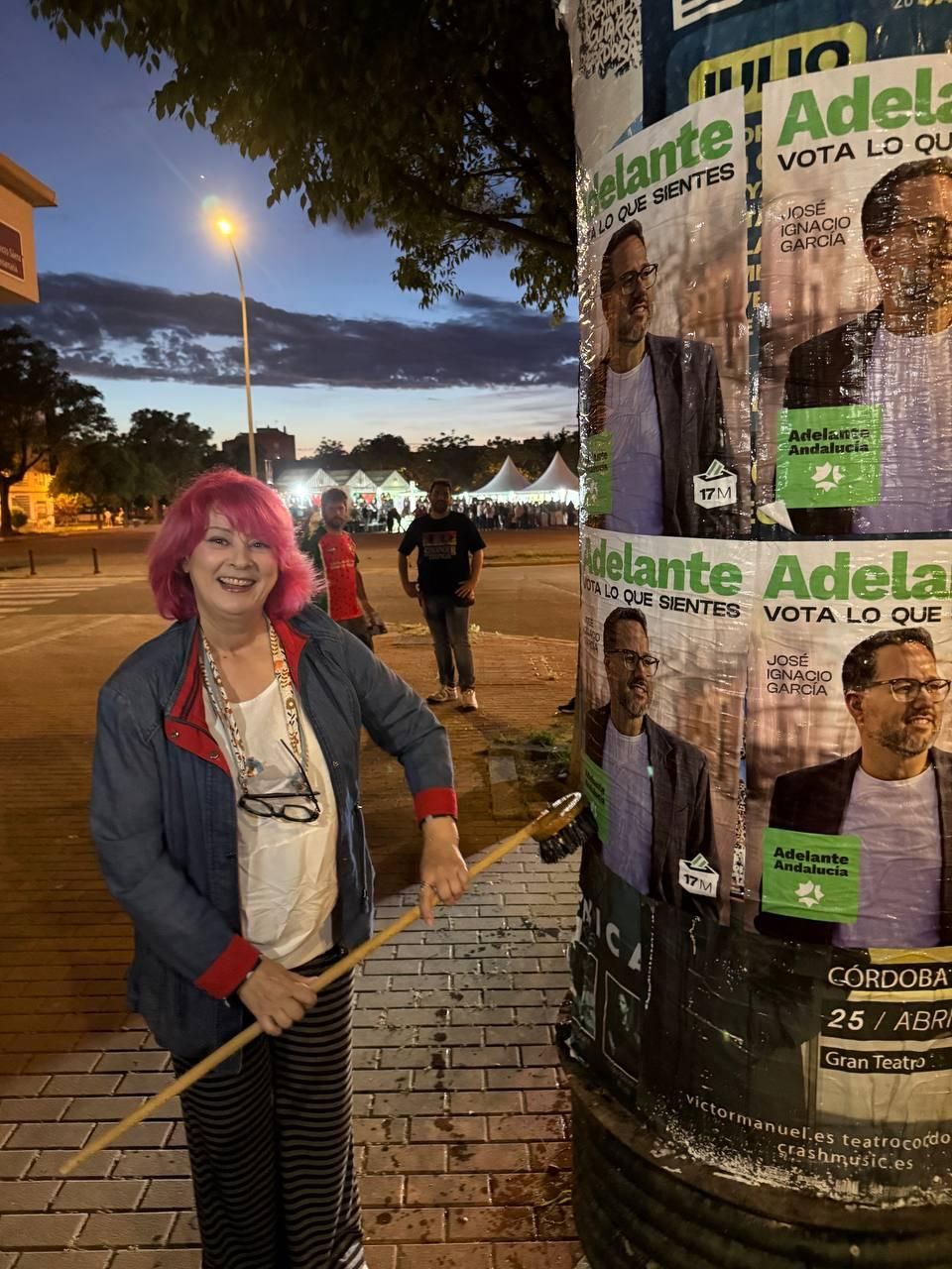 La candidata de Adelante Andalucía en Córdoba pegando carteles.