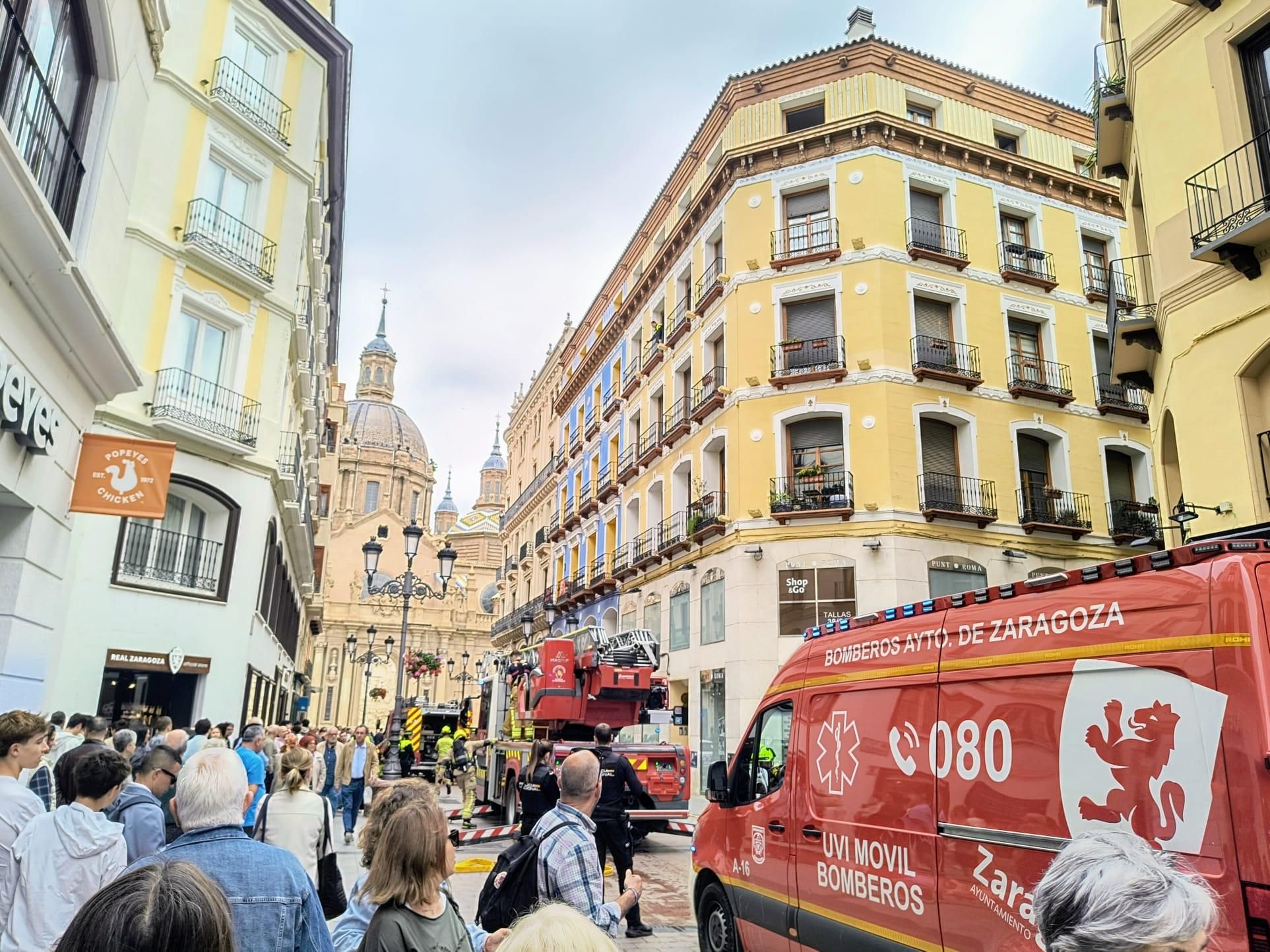 Bomberos en calle de Alfonso justo cuando llega la manifestación del 1 de mayo.