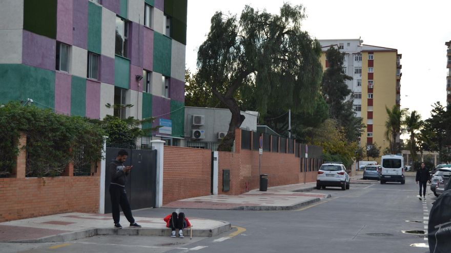El albergue de Málaga niega las duchas y el almuerzo de los domingos a los sin techo que no tengan plaza