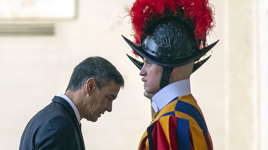 El presidente del Gobierno español, Pedro Sánchez, es recibido a su llegada a una audiencia privada con el Papa Francisco en el patio de San Dámaso, en la Ciudad del Vaticano.