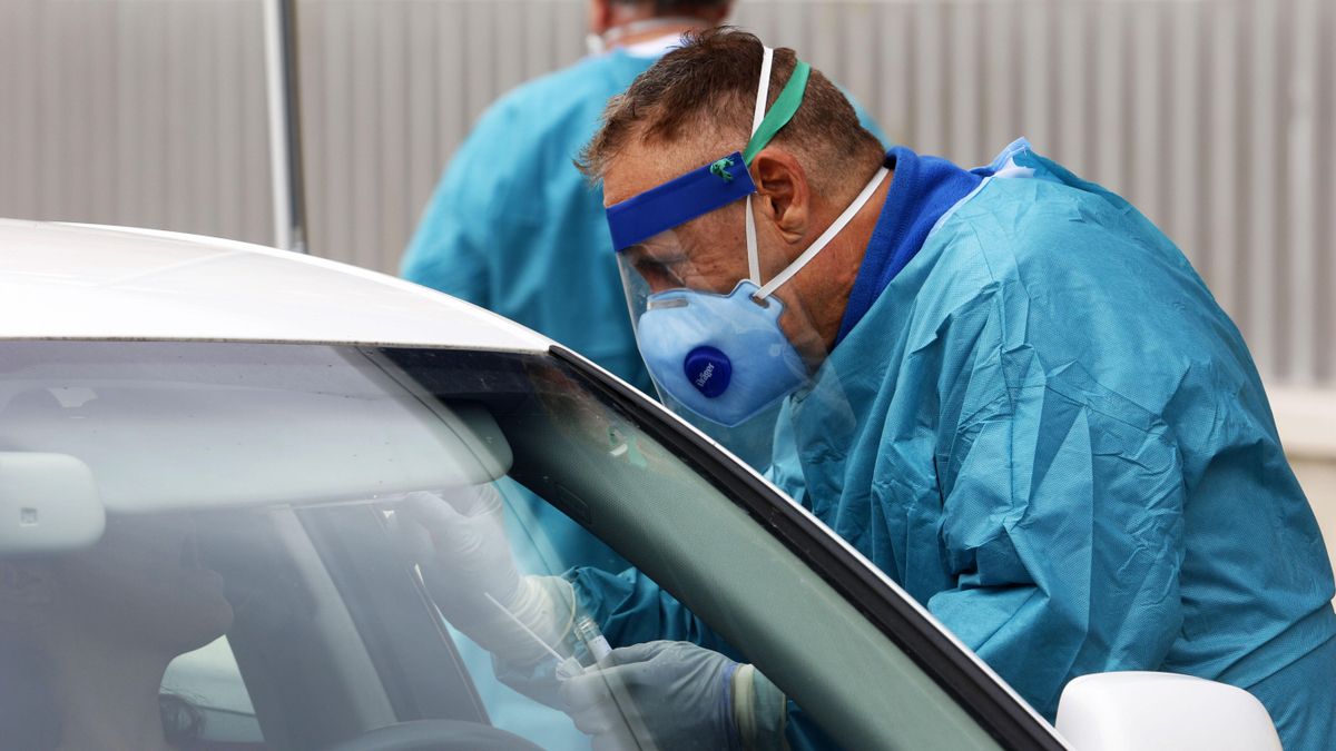 Dispositivo sanitario de la prueba test del PCR para detectar la infección por coronavirus a las personas desde su coche, instalado en el recinto de aparcamiento del centro de salud de la barriada La Roca, en Málaga, a 23 de enero de 2020.