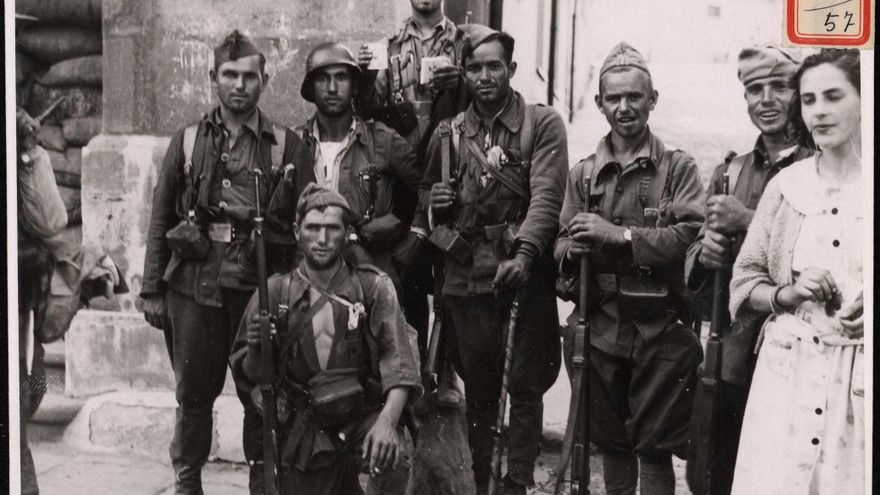 "Soldados de San Quintín que fueron los primeros en entra en la Constructora (Naval)r".