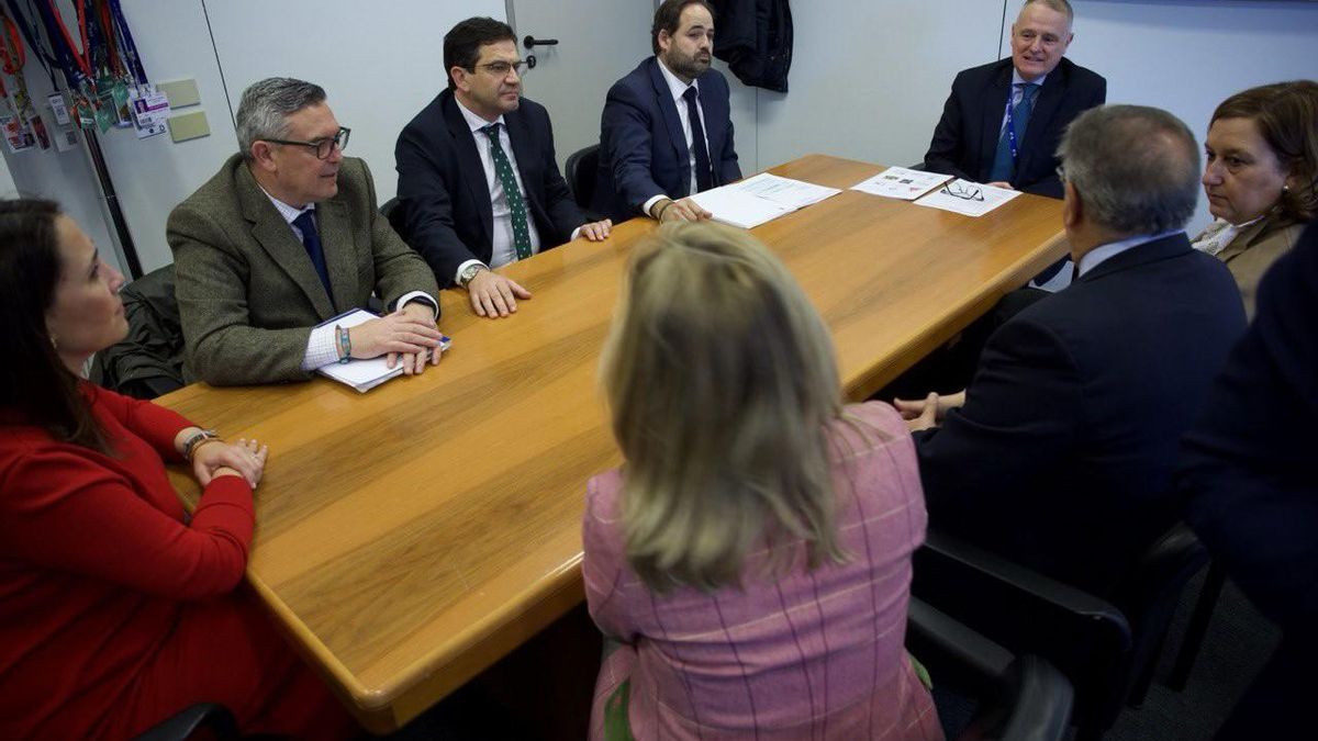Reunión entre el presidente del PP de C-LM, Paco Núñez, y el director general adjunto de la Dirección General de Agricultura y Desarrollo Rural en la Comisión Europea, Diego Canga.