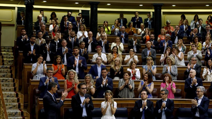 El presidente del Gobierno, Pedro Sánchez recibe el aplauso de la bancada socialista tras su alegato final a los grupos opositores durante la comparecencia del jefe del Ejecutivo para dar explicaciones de los casos judiciales que afectan a su entorno político este miércoles en el Congreso de los Diputados en Madrid. EFE/J.J.Guillén