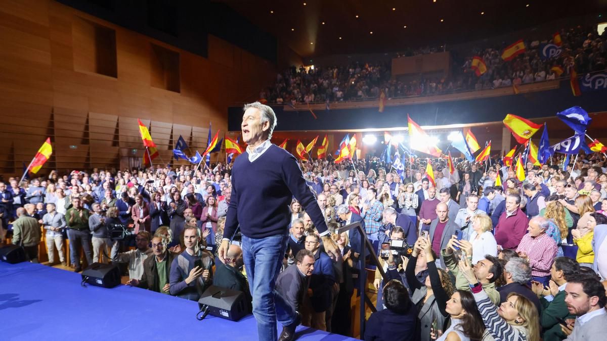 Alberto Núñez Feijóo, en un acto de precampaña junto al presidente de la Junta de Castilla y León y del PP-CyL, Alfonso Fernández Mañueco.