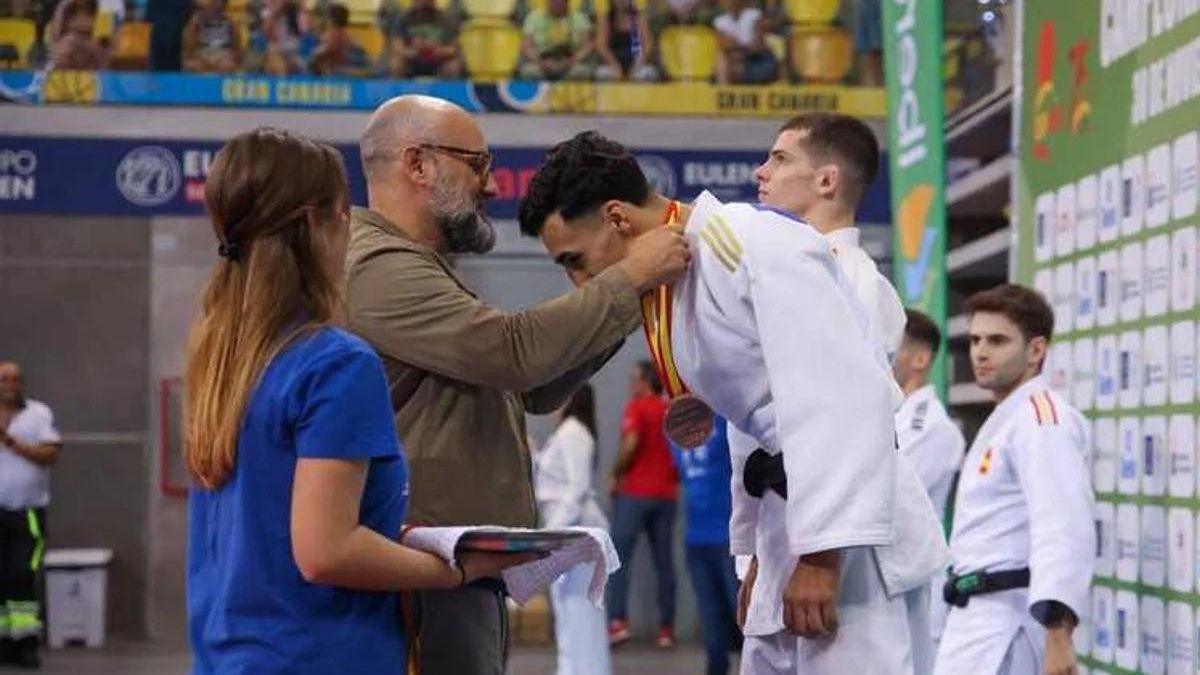 Dentro de este crecimiento, la lucha canaria, el deporte vernáculo por excelencia, vive una etapa de revitalización sin precedentes.