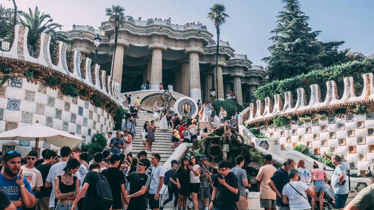 Archivo - Turistas en el Parque Güell de Barcelona.